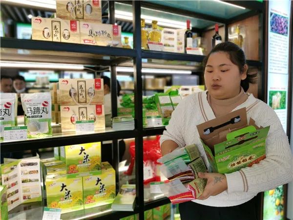 黑糯米、走地鸡蛋、东京丸……潮阳区特色农产品进驻电商平台，贫困户的腰包鼓了起来……