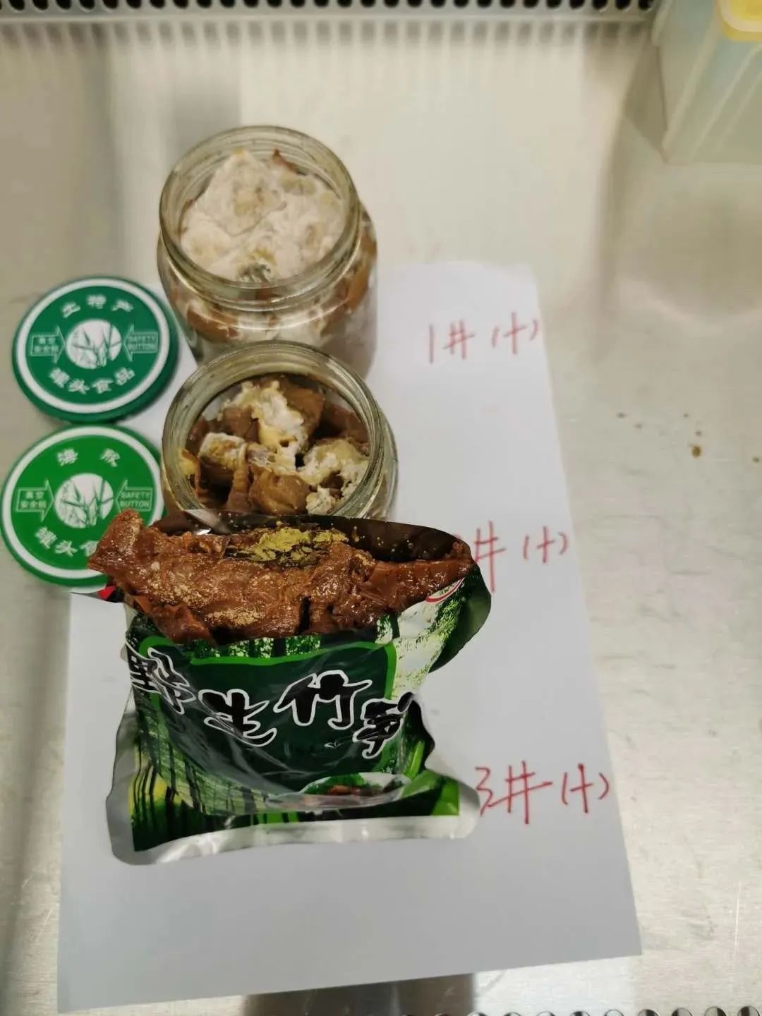 油焖笋长毛了还能吃吗,油焖笋中有白色物质