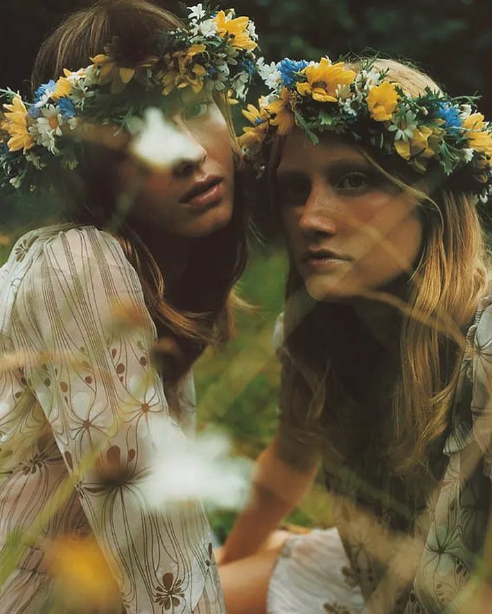 41岁妖孽超模养鸡种田,凭一张动图霸屏15年:原来这只老狐狸,早已修成了仙