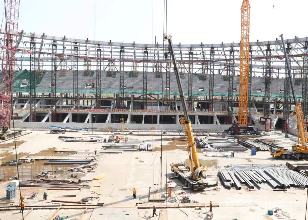 体温一天两测、工人分开进食,浦东足球场“安全”复工