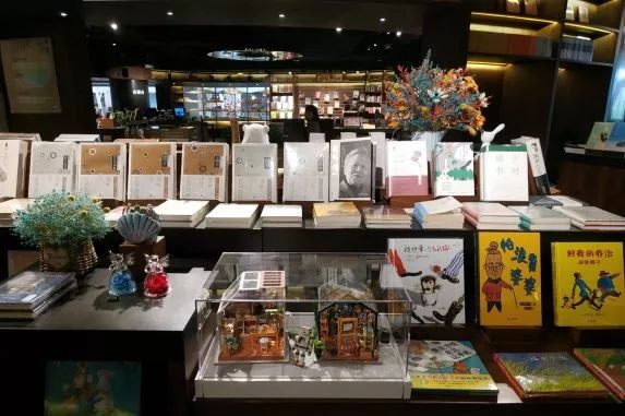 【双语】Shh,thebookcouponsarecoming遍布郑州的书“券”气