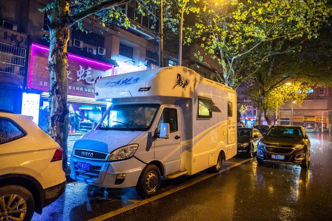 一家三口在车里住了3年,黄石一家三口