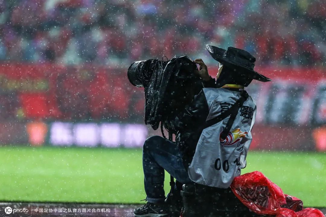 ICTalk｜拍摄一场国足比赛，我要按4000次快门