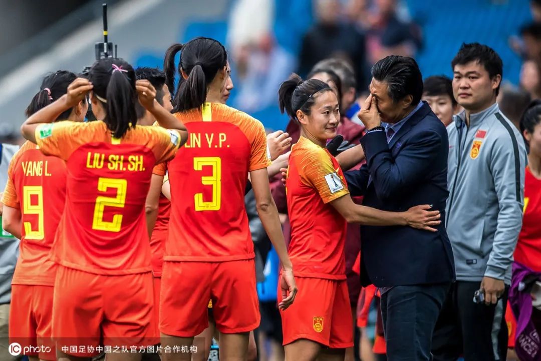 ICTalk｜拍摄一场国足比赛，我要按4000次快门