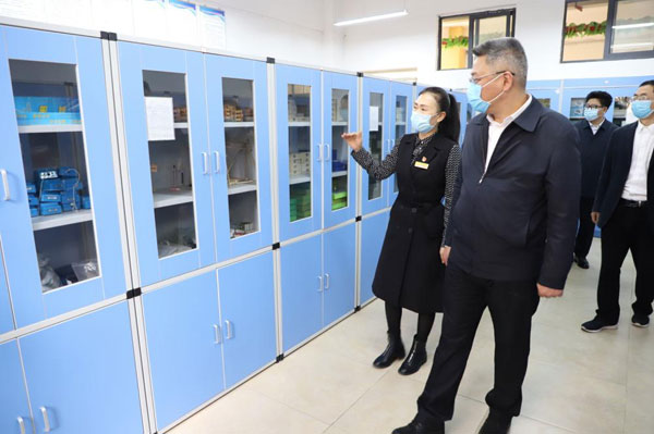 副省长王世杰到都匀四小调研青少年科学素质提升实施情况