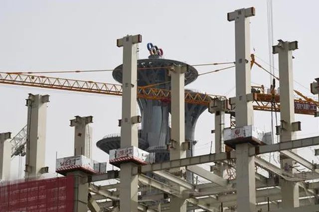 在“战疫”中亮绝活——北京冬奥会主新闻中心完成国内最大规模钢结构桁架卸载