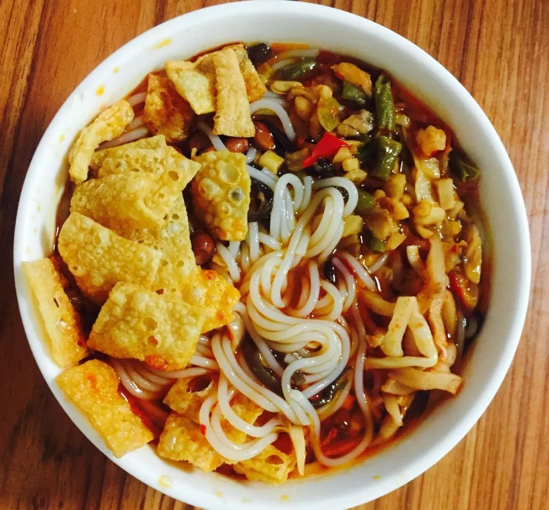 嗦一碗令人神魂颠倒的螺蛳粉,一碗好吃酸爽的螺蛳粉深夜必备