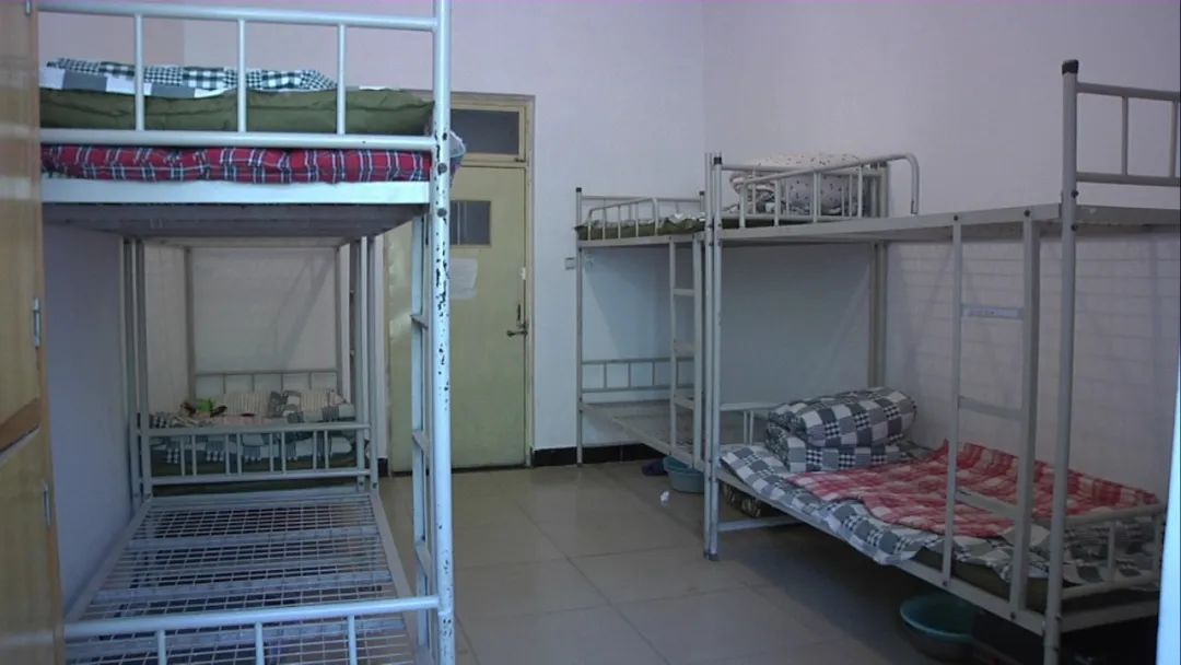 现场直击开学第一天！春风十里，不如学校有你~