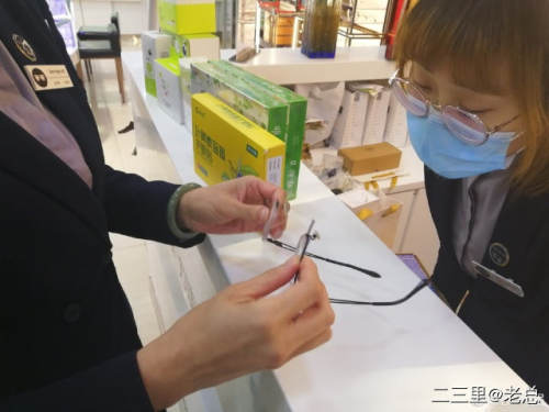 「二三里早八点」把树杈当单杠,德惠公园大爷大妈锻炼方式太奇葩