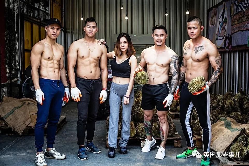 泰国健身教练赤膊卖榴莲走红,泰国健身教练榴莲