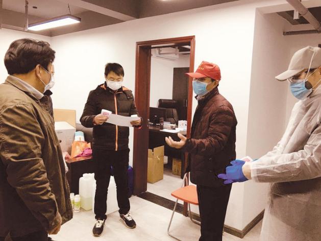 武汉硚口万人社区独臂书记,坚守防疫一线的独臂战士