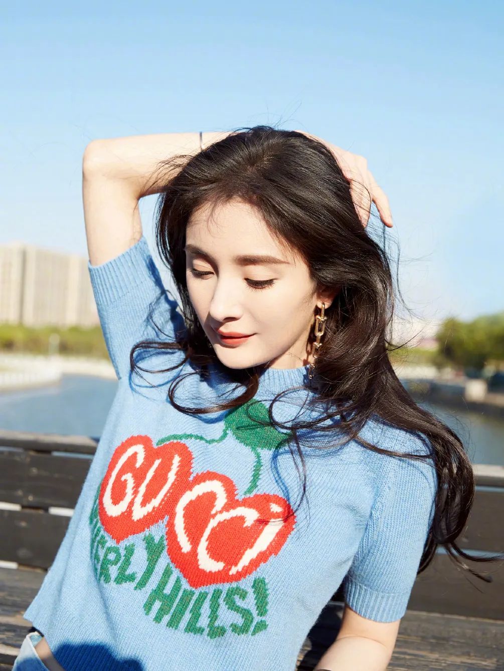 杨幂首次直播喜提五个热搜,杨幂新闻最新消息视频直播