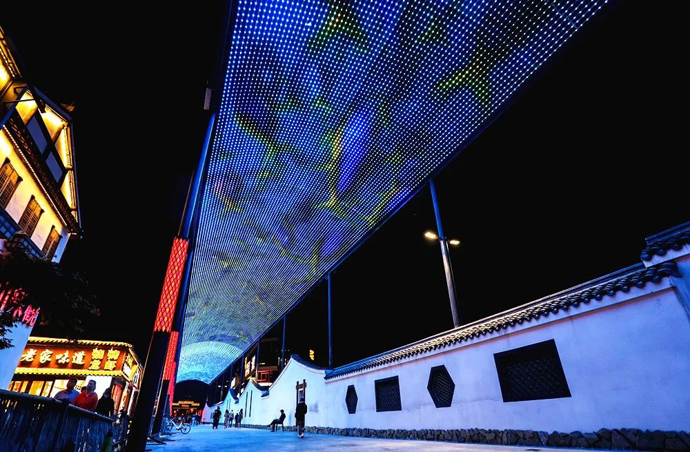 今天，中秋邂逅国庆！拱墅一身“红妆”一城月色，映照万千团圆至味！