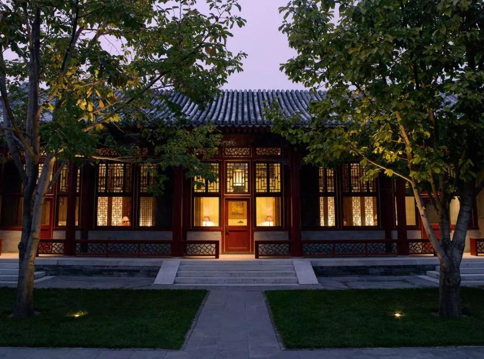 不热不堵人不多,城中开房度假难道不够爽吗?丨寻味