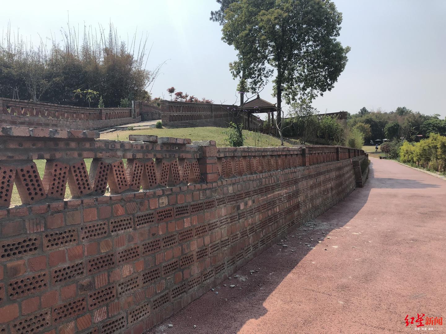 孩子在小饭桌接送途中摔伤,4岁女童吃不完饭被锁幼儿园坠楼