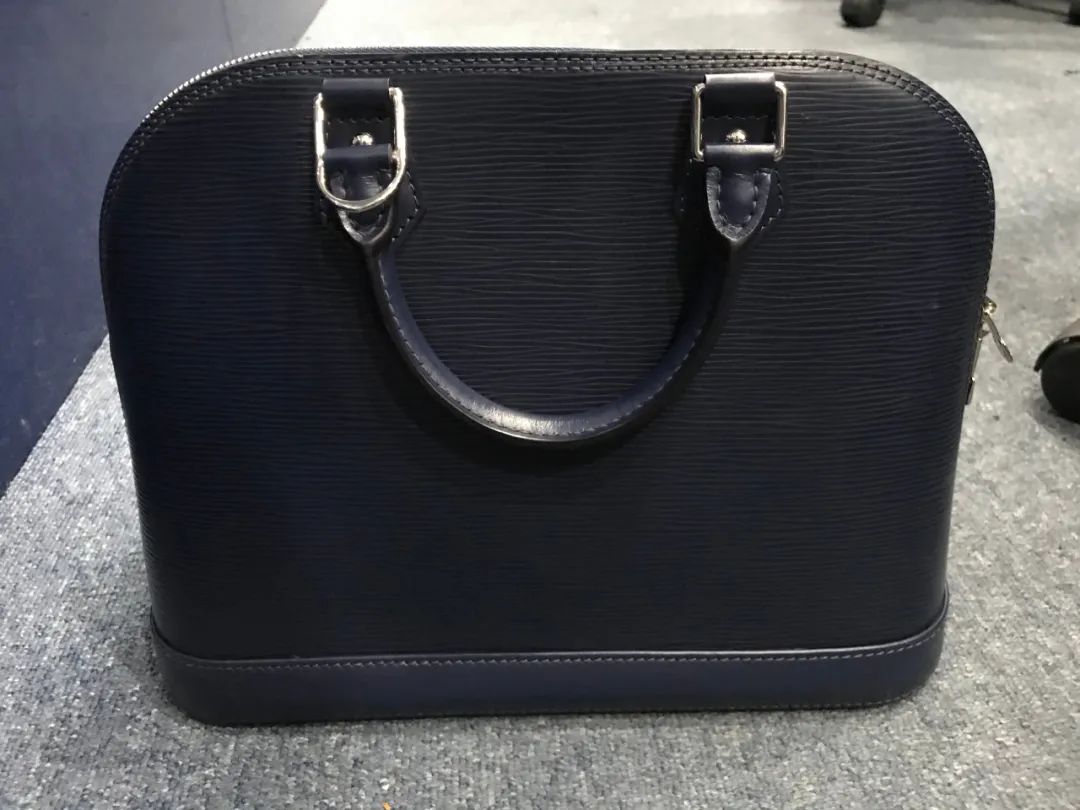 杭城别墅女主人懵了：有人爬窗偷走400元，包当垃圾扔了！包是LV啊……