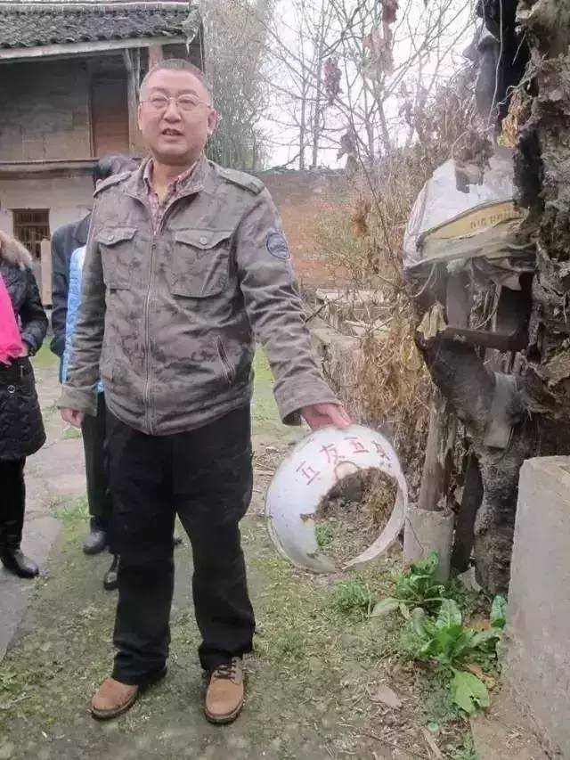 他曾位列中国富豪榜，如今却倾家荡产甘愿为“奴”……