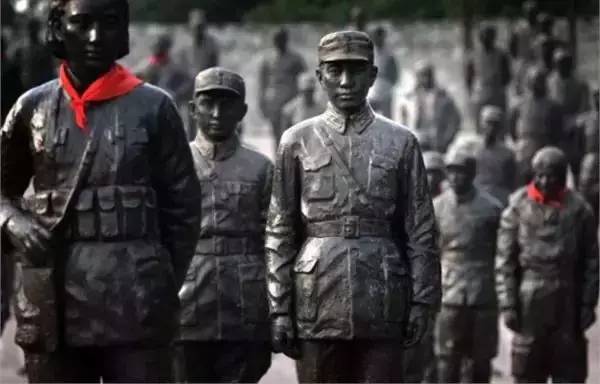 他曾位列中国富豪榜，如今却倾家荡产甘愿为“奴”……