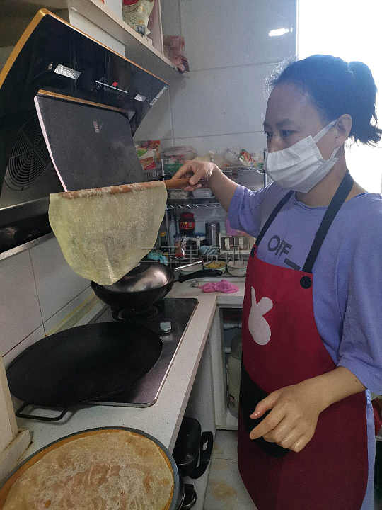 「二三里早八点」吉林市小区为居家隔离人员设专用垃圾桶;家长给孩子买蓝魔虾消解寂寞