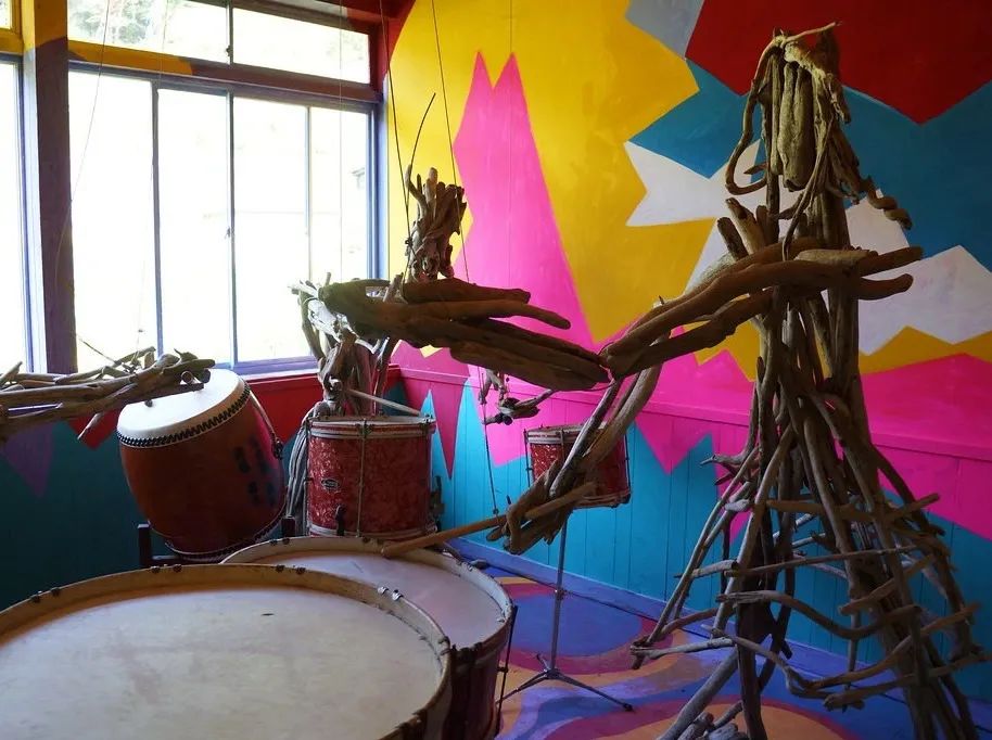 田岛征三：倔强的“土味”画风，藏着森林、大海与敏感的老少年|此刻夜读