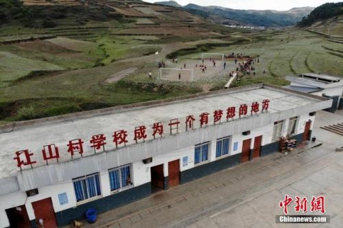 从大山里踢足球走出来的孩子,小孩在足球场踢足球