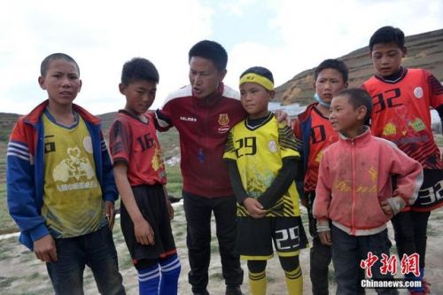 从大山里踢足球走出来的孩子,小孩在足球场踢足球