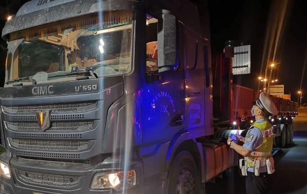 「新闻晚餐」我市首条国防公交专线正式开通运行//一涉恶势力集团犯罪案公开审理