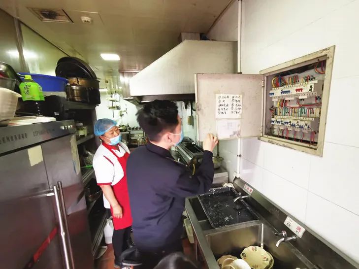 数百名志愿者齐上阵奋战48小时,志愿者筑牢疫情堡墙