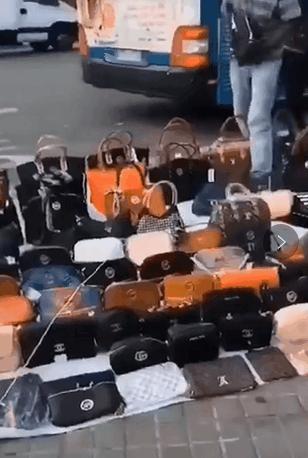 朋友圈画风突变！“黑人朋友”代购乱入？摆地摊卖LV、GUGGI？