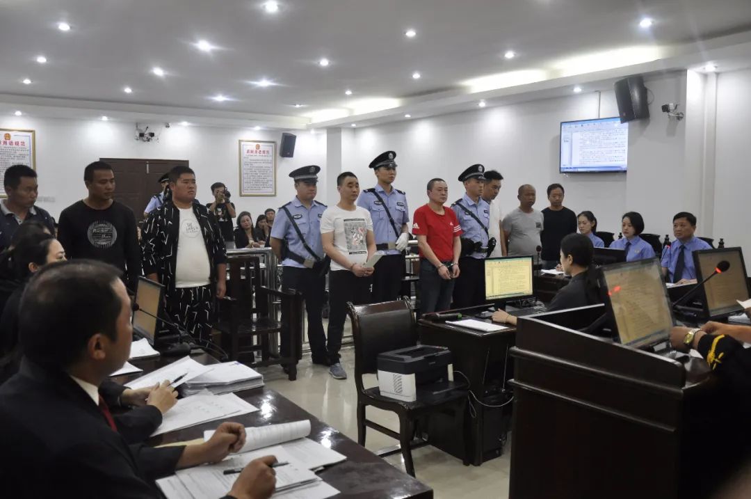 *底卧**、盯梢、贿赂……疯狂的“河砂”