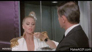 国外贵族用手背吃鱼子酱,鱼子酱放手背吃