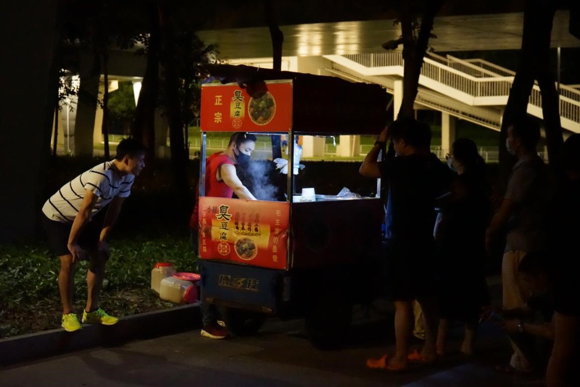 “代购、15个微信群”,只为了一口臭豆腐丨原创