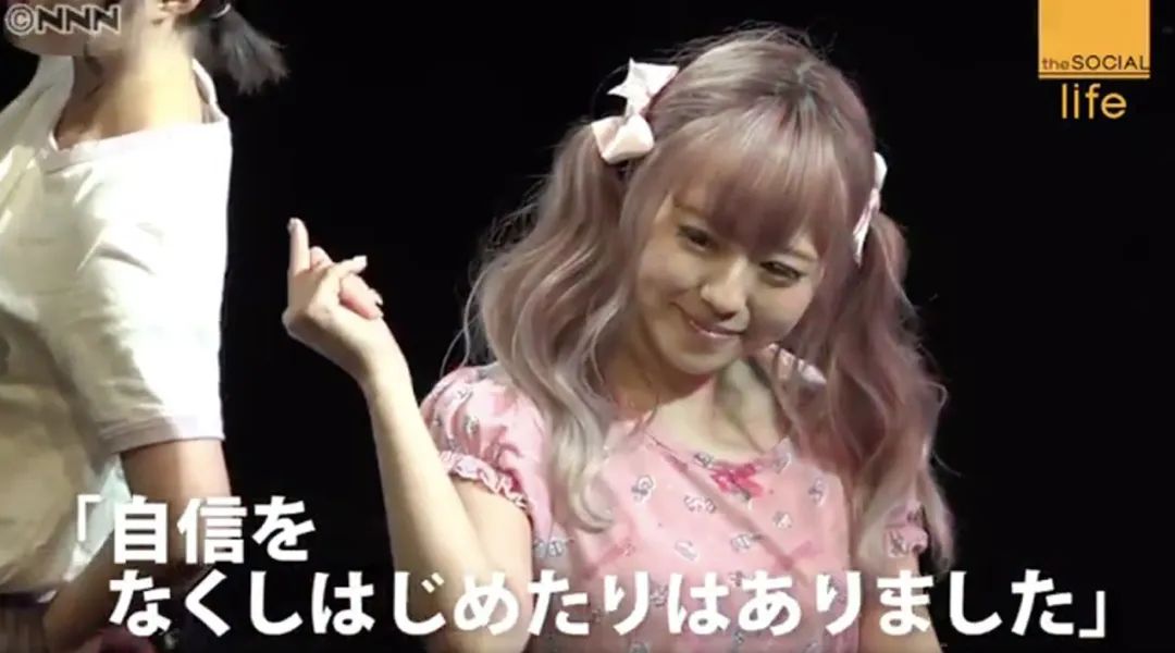 日本16岁美少女偶像歌手脱发到光头！“沦为”假发模特后的她，没有忘记自己甜美的笑容...