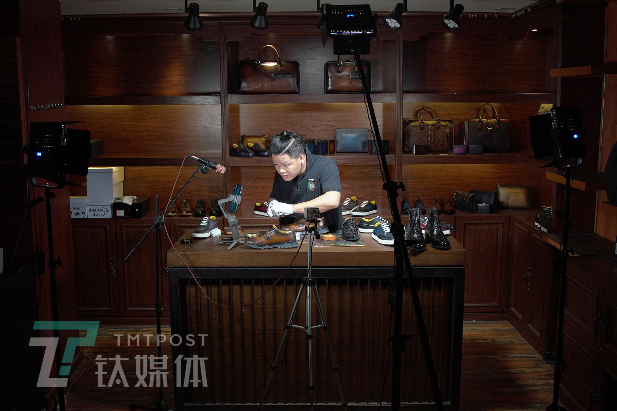 探访珠三角MCN培训课堂：工厂老板学直播卖货，应届毕业生想成李佳琦|钛媒体影像《在线》