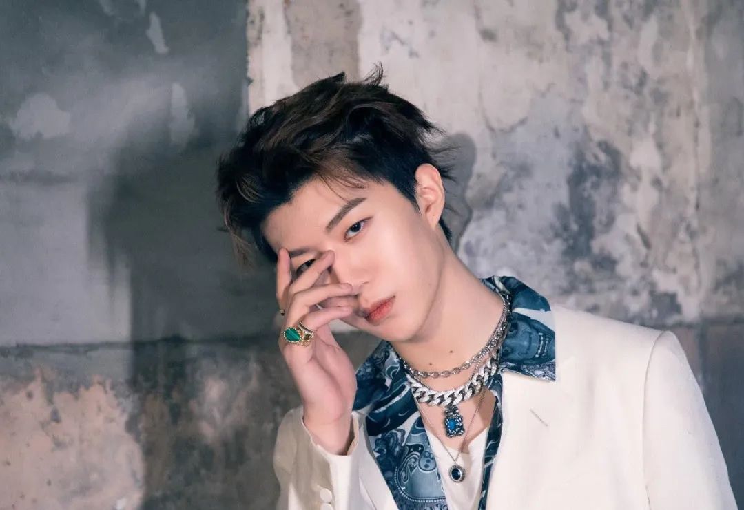 男人脖子里挂啥好,男人脖子上的痣的解释图