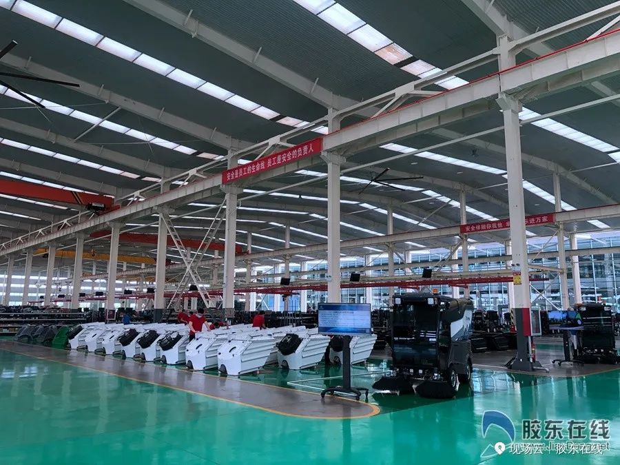 跟着干部视察工作,跟着领导们参观应该站在哪里