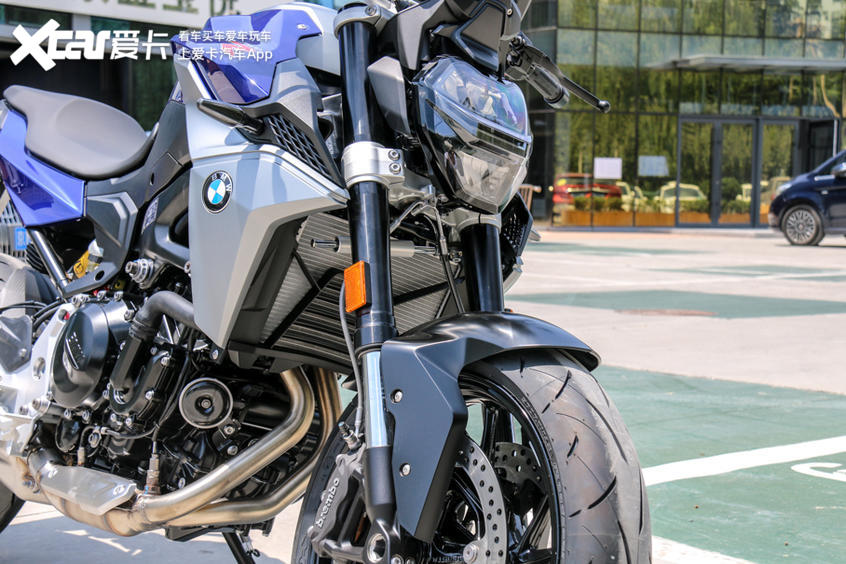 宝马f900r旅行版和运动版怎么选,新款宝马大小眼街车