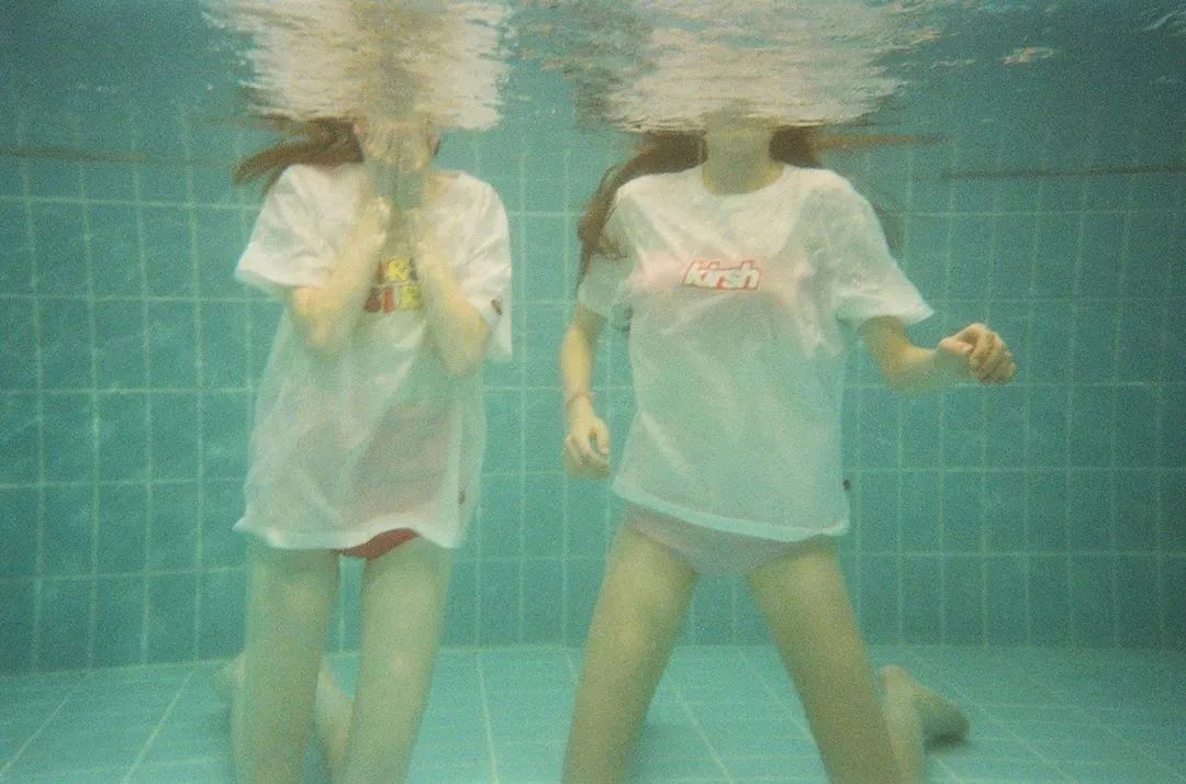 blackpink泫雅摆尾,blackpink全员观看泫雅舞台