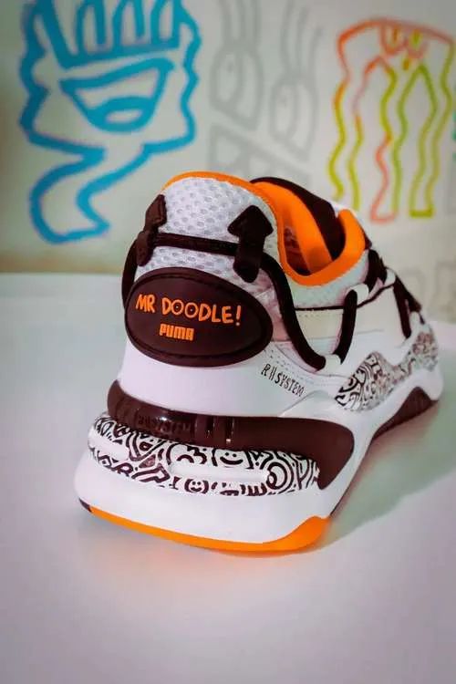 puma新款涂鸦红蓝两个配色,puma新出的联名