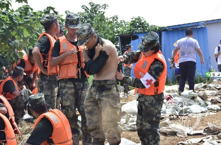 抗洪官兵满身痱子红疹仍坚守一线,抗洪医生巡诊