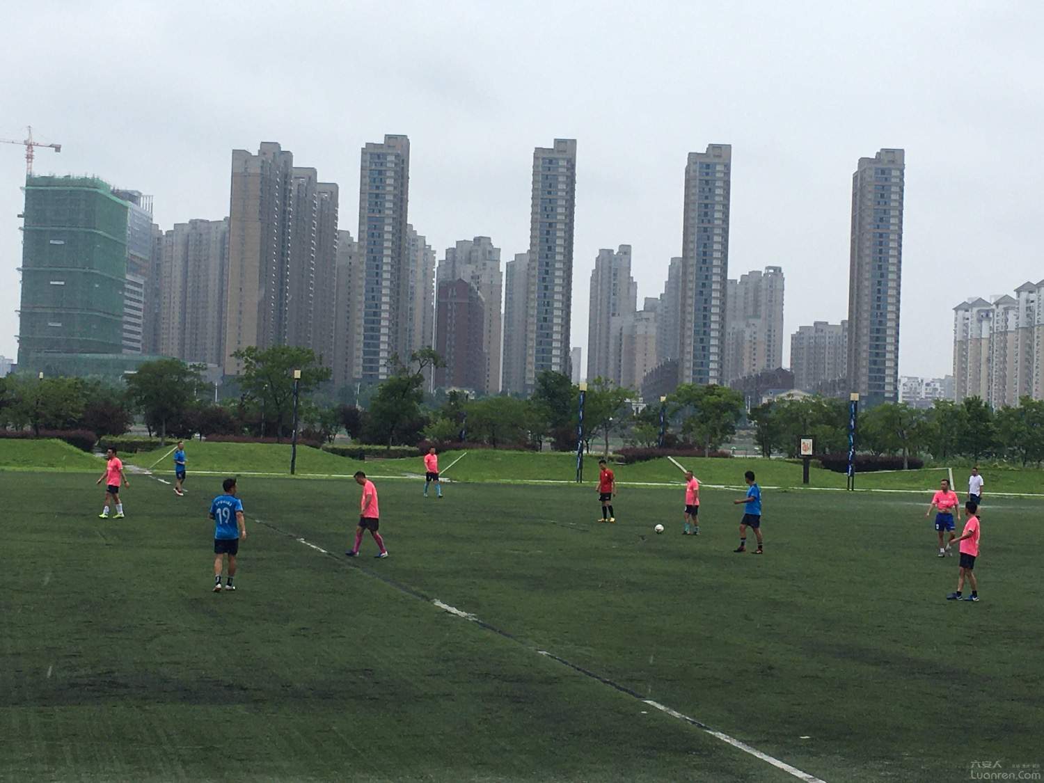 雨中足球,雨中足球图