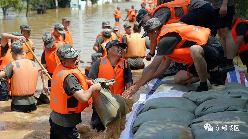 抗洪抢险的画面,抗洪一线的动人画面