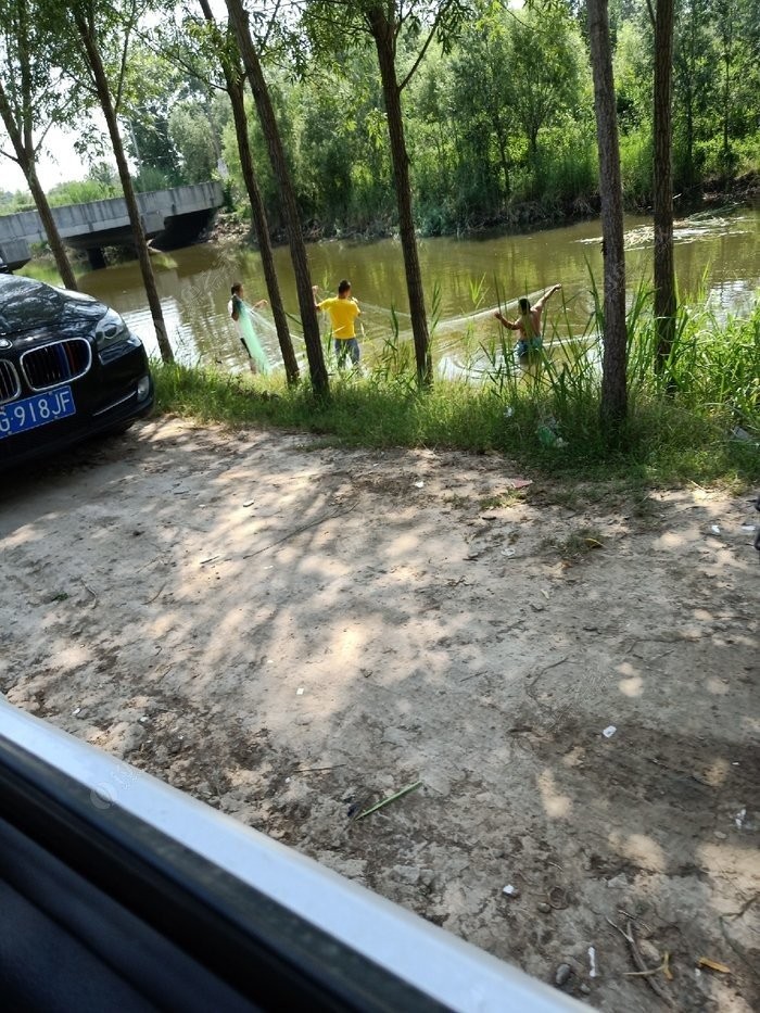 河边野钓小鲫鱼,野钓小河沟钓鲫鱼突然停口