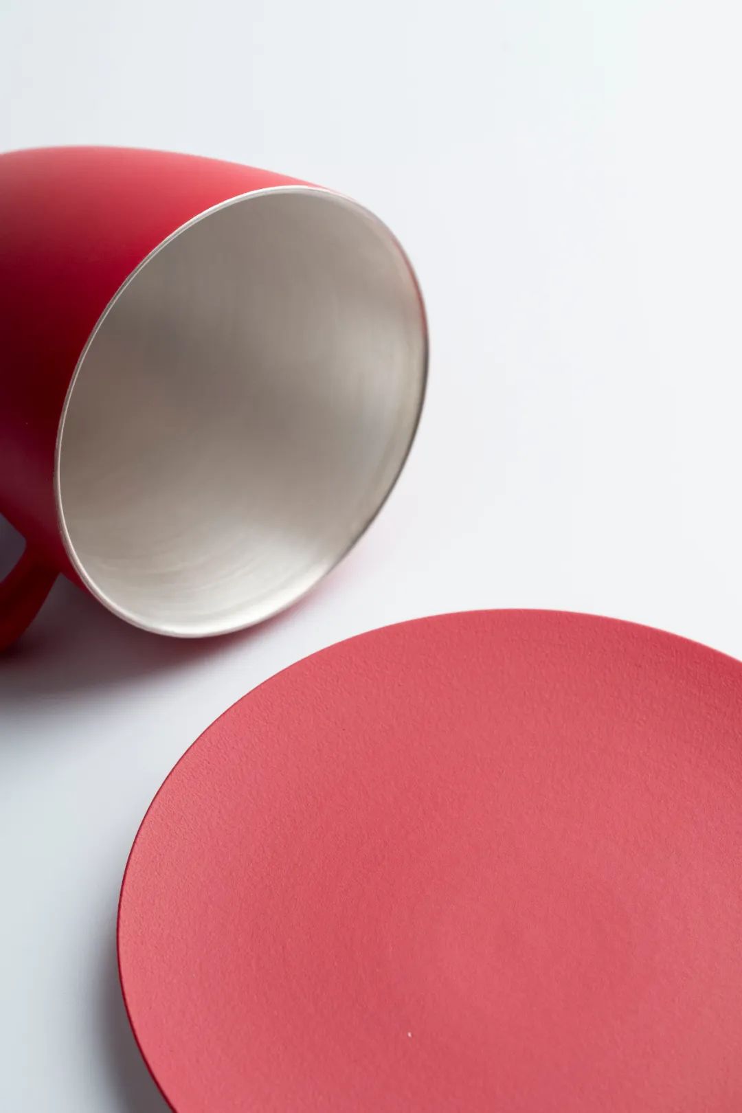 把故宫红、青花蓝捧在手心，以“银杯”畅饮