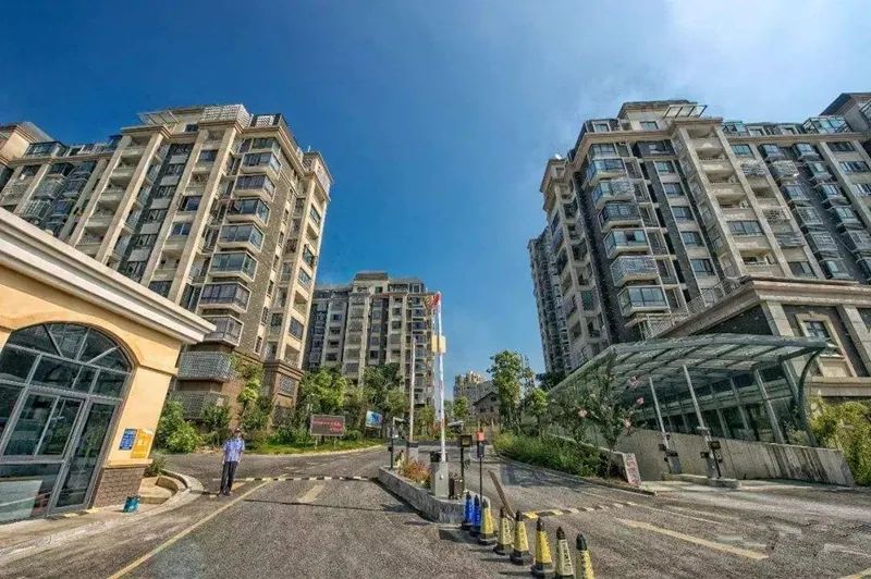 小区车位“只售不租”将受处罚、电动车禁止上楼入户充电...广西物业管理条例新规引关注