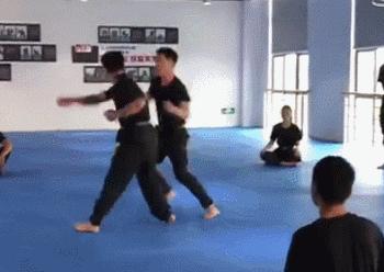 他这是中年发福了吗?