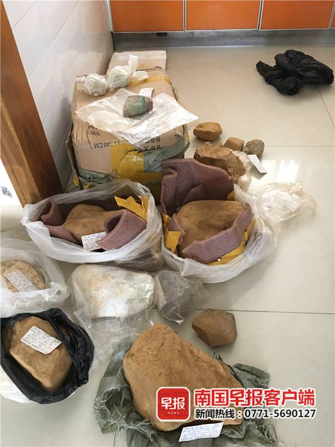 南宁一女子花16万,一女子购买翡翠原石