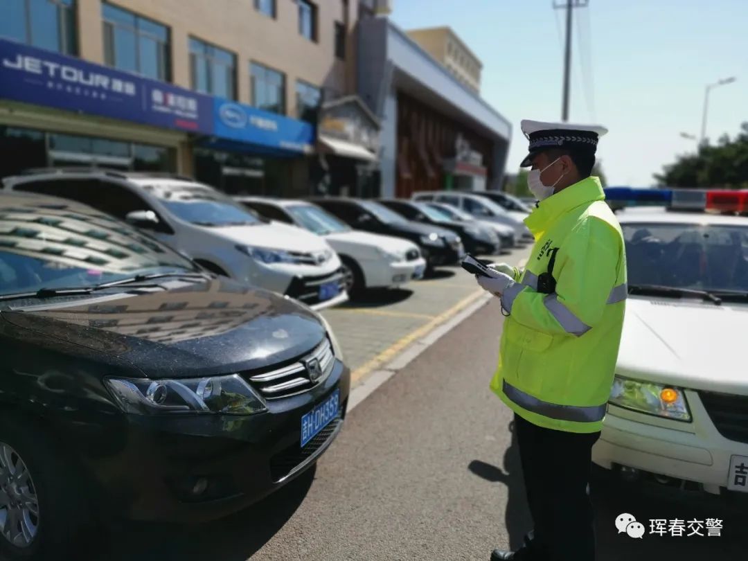 最美交警的温暖瞬间,致敬最美交警风雨中的坚守