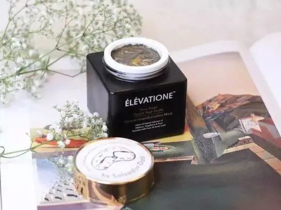 大家都在追《三十而已》,我却偷偷看了看她的化妆台