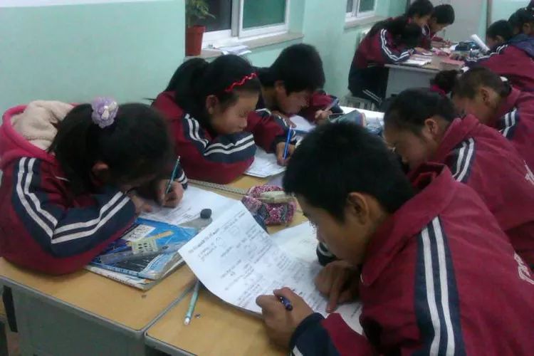 有什么方法可以改善含胸驼背,含胸驼背改善的方法